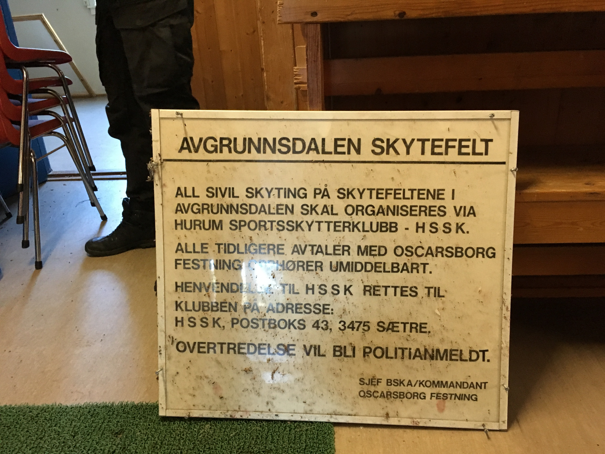Historisk skilt om sivil skyting i Avgrunnsdalen